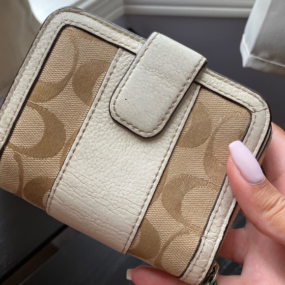 Coach Wallet | White - Picture 2 of 5